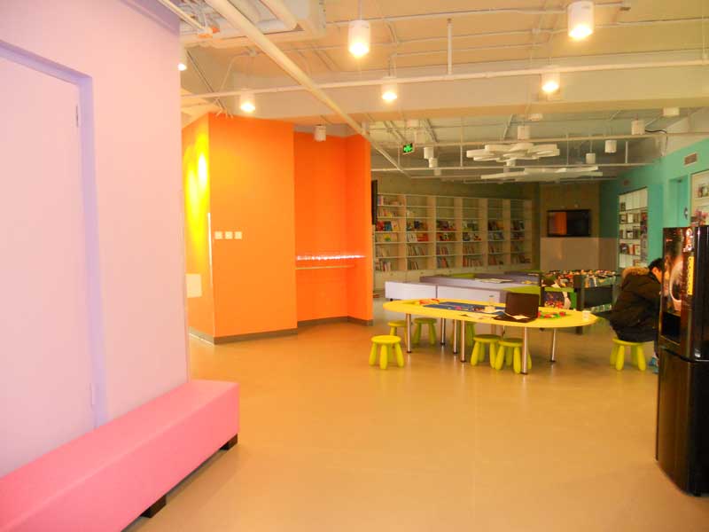 幼兒園塑膠地板 幼兒園塑膠地板與瓷質(zhì)地磚的優(yōu)劣