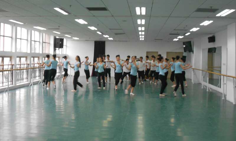 pvc舞蹈地膠與其他舞蹈地面材料對比分析