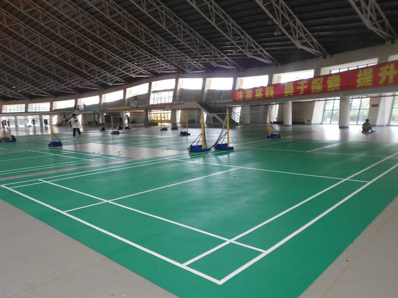 羽毛球場塑膠地板 羽毛球場館應(yīng)該選擇羽毛球場塑膠地板